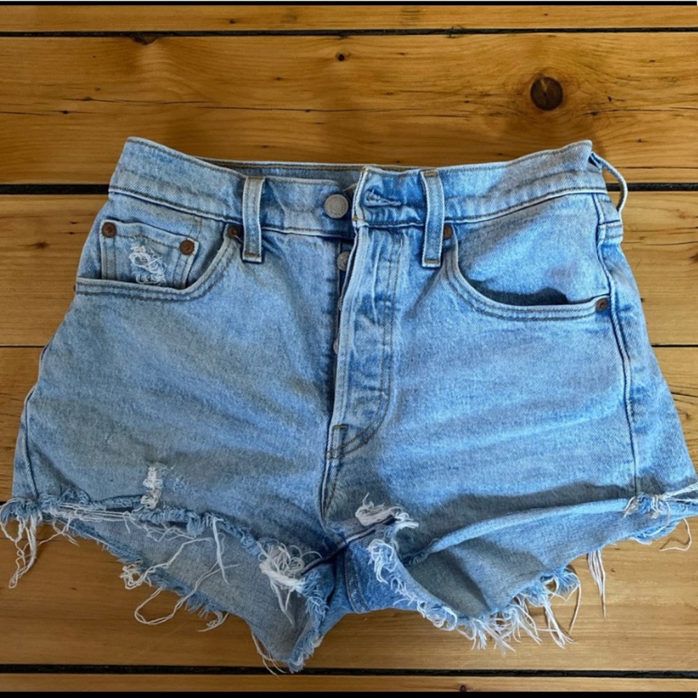 Light wash Levi 501 Shorts